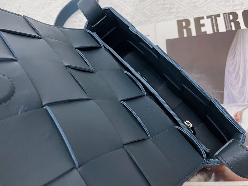 Understated Premium PU Leather Handbag - Refined Silhouette | Women's Luxury Handbag #1624 - hardware and detail close-up (image 5) of designer-inspired handbag