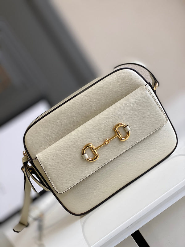 Handle and strap detail of statement premium women's handbag – women's statement bag