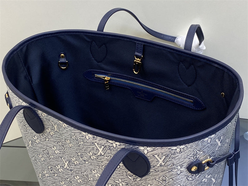  Polished crossbody bag carried on shoulder 10