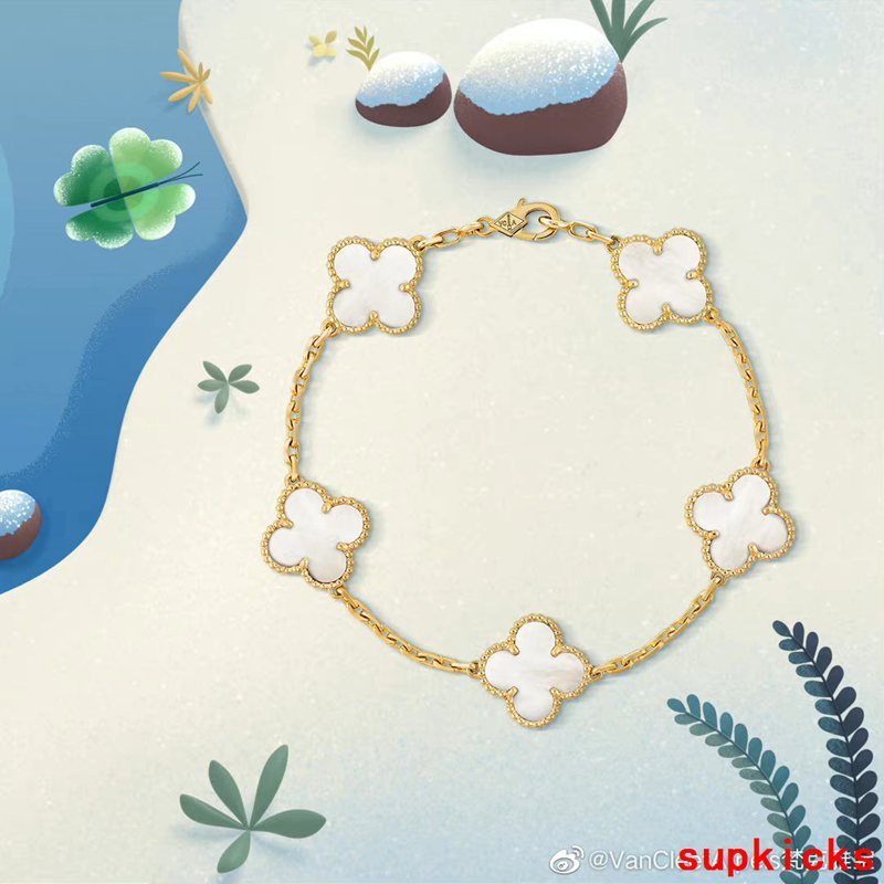 Side view of Van Cleef & Arpels unisex jewelry piece