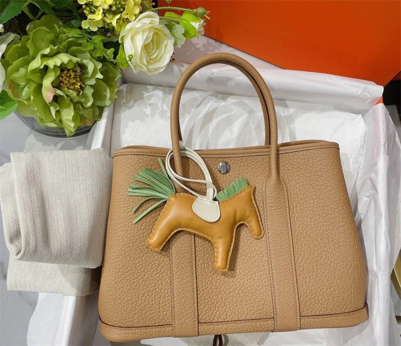  effortless tote bag styled with outfit 12
