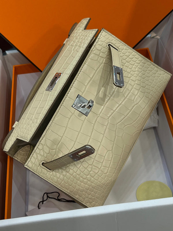 Sophisticated bag women's premium everyday handbag
