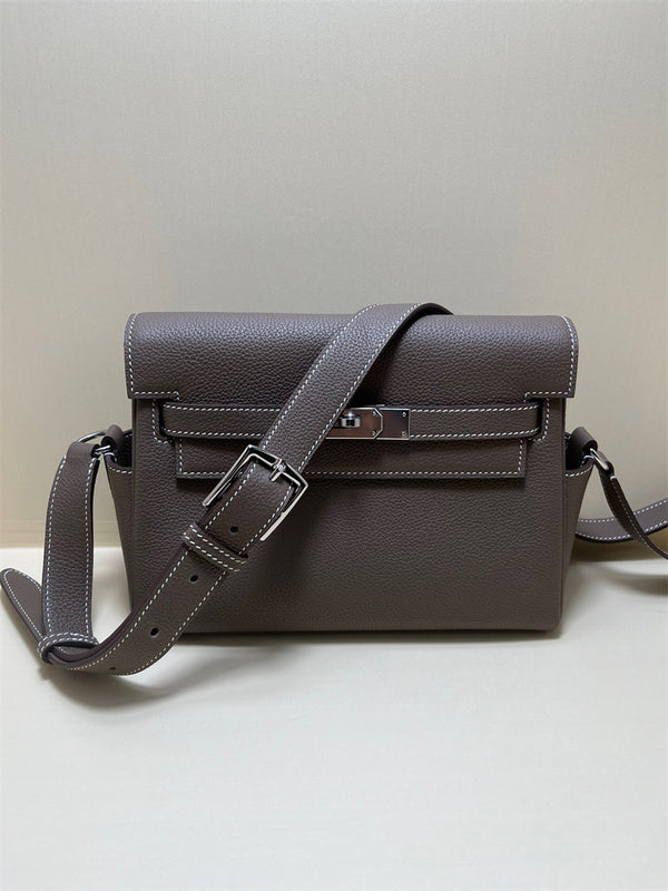  shoulder bag interior and compartment view 9