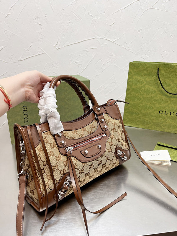 Ziva's Charm handbag – detail view (one versatile size)