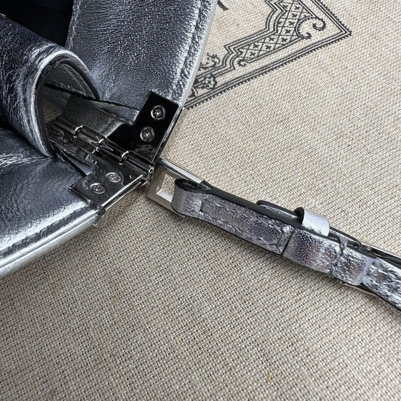 Handle and strap detail of classic refined women's handbag – women's everyday handbag