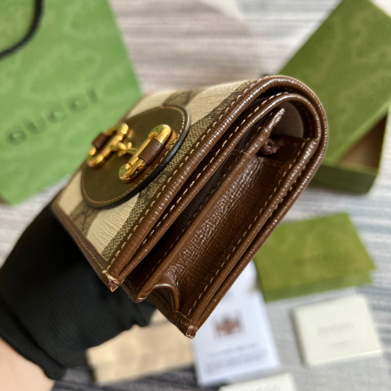 Styled lifestyle shot of modern refined women's handbag – women's premium purse