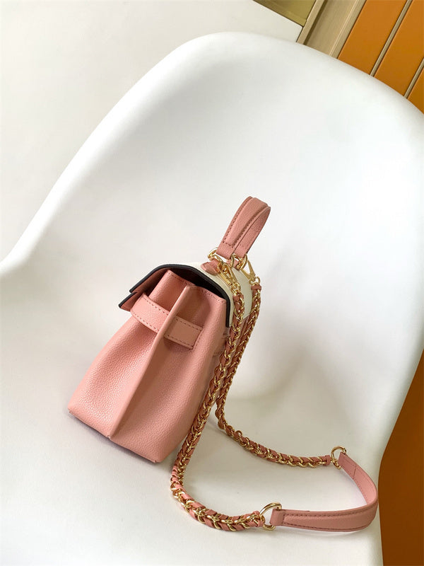  signature crossbody bag styled with outfit 12