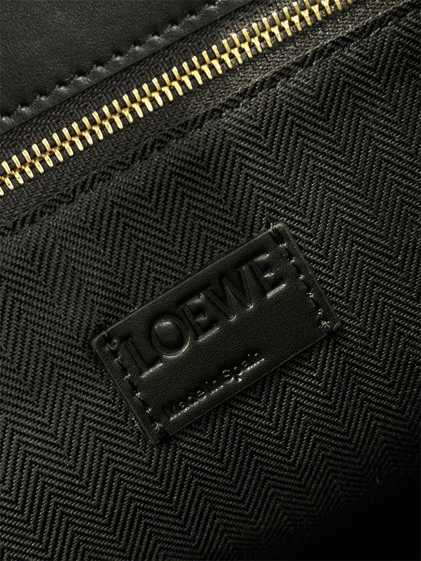 Ziva's Charm handbag – detail view (36cm*28cm*7.5cm)