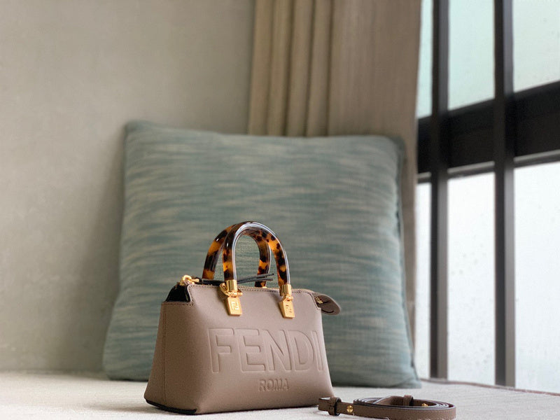 Ziva's Charm handbag – detail view (17cm*18cm*8cm)