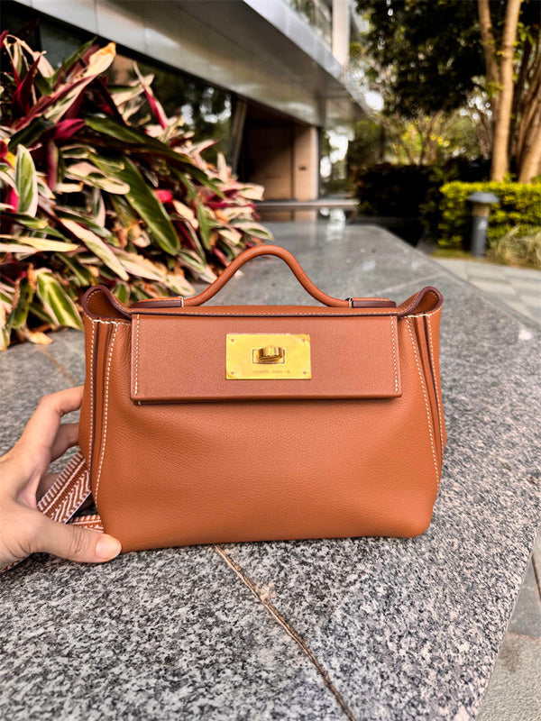  tote bag interior and compartment view 9
