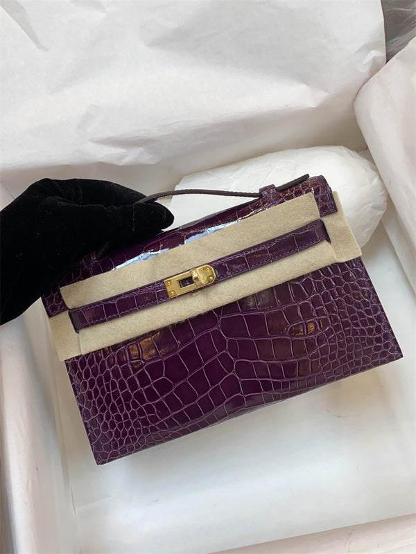  smart carryall bag styled with outfit 12