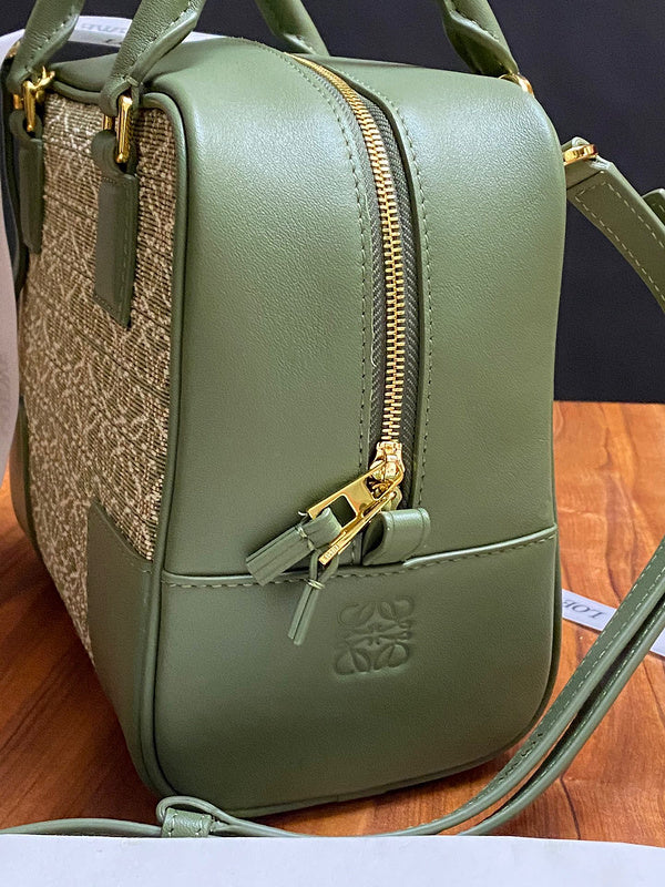 Ziva's Charm handbag – product shot (20cm*11cm*18cm)