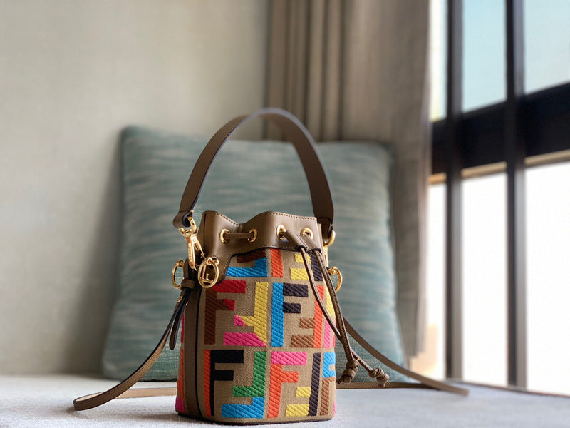 Ziva's Charm handbag – detail view (12cm*10cm*18cm)