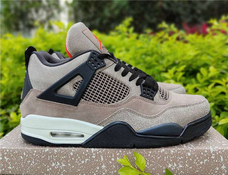 Nike classic monochrome luxury sneakers view 8 low-top design