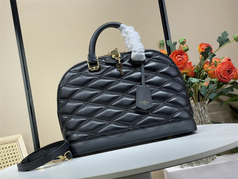  Elegant crossbody bag front view