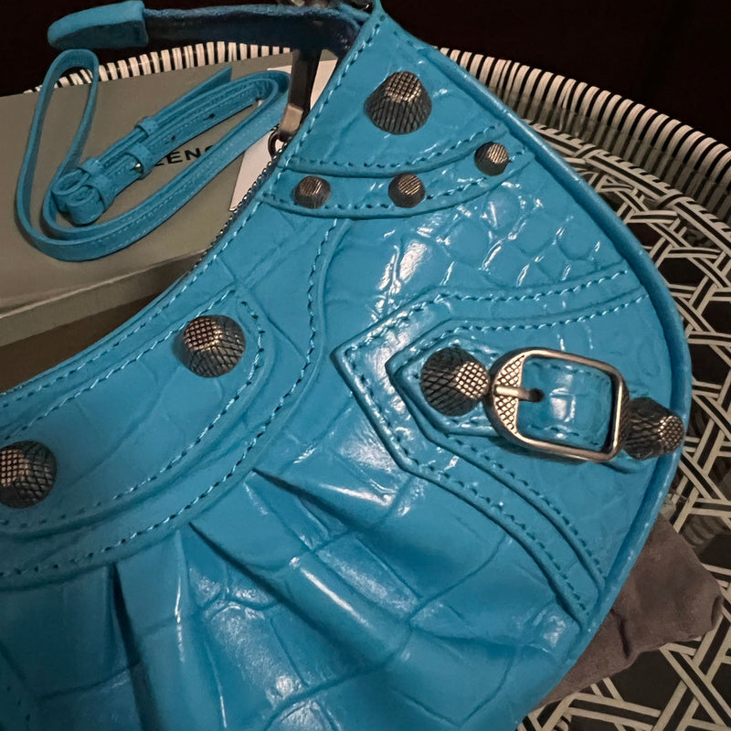 Side profile of elevated modern women's handbag – women's luxury accessory