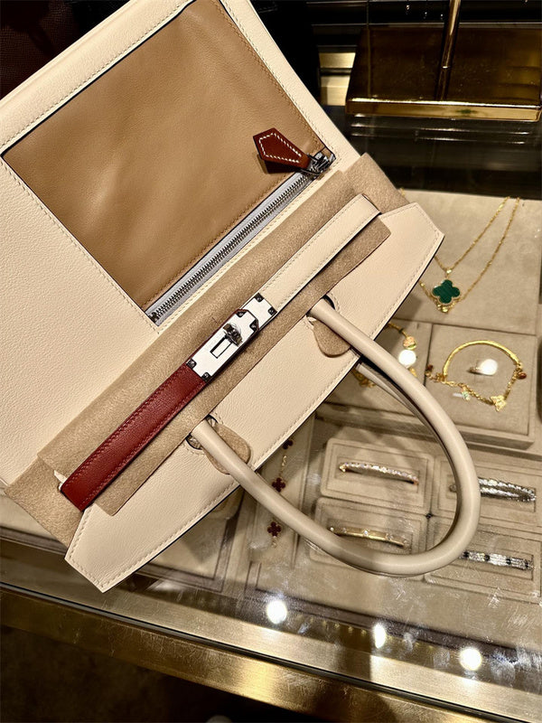  everyday bag interior and compartment view 9