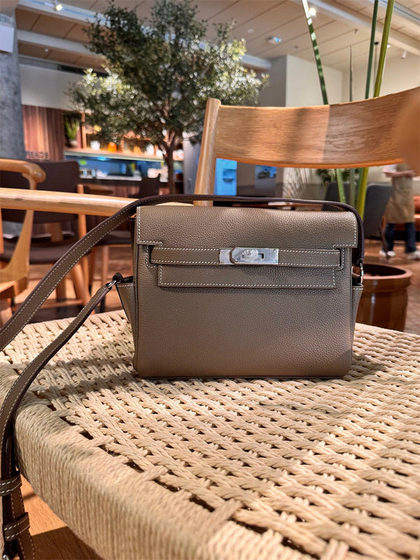 Fluid handbag styled for everyday wear