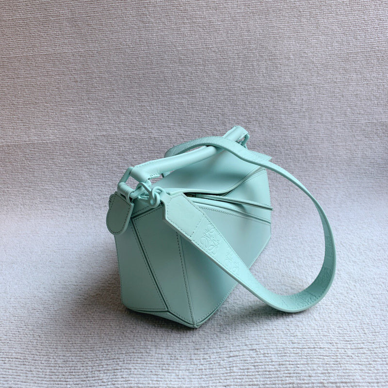 Ziva's Charm handbag – close-up view (24cm*16cm*10cm)