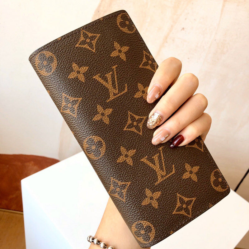 Styled lifestyle shot of modern elevated women's handbag – women's everyday handbag