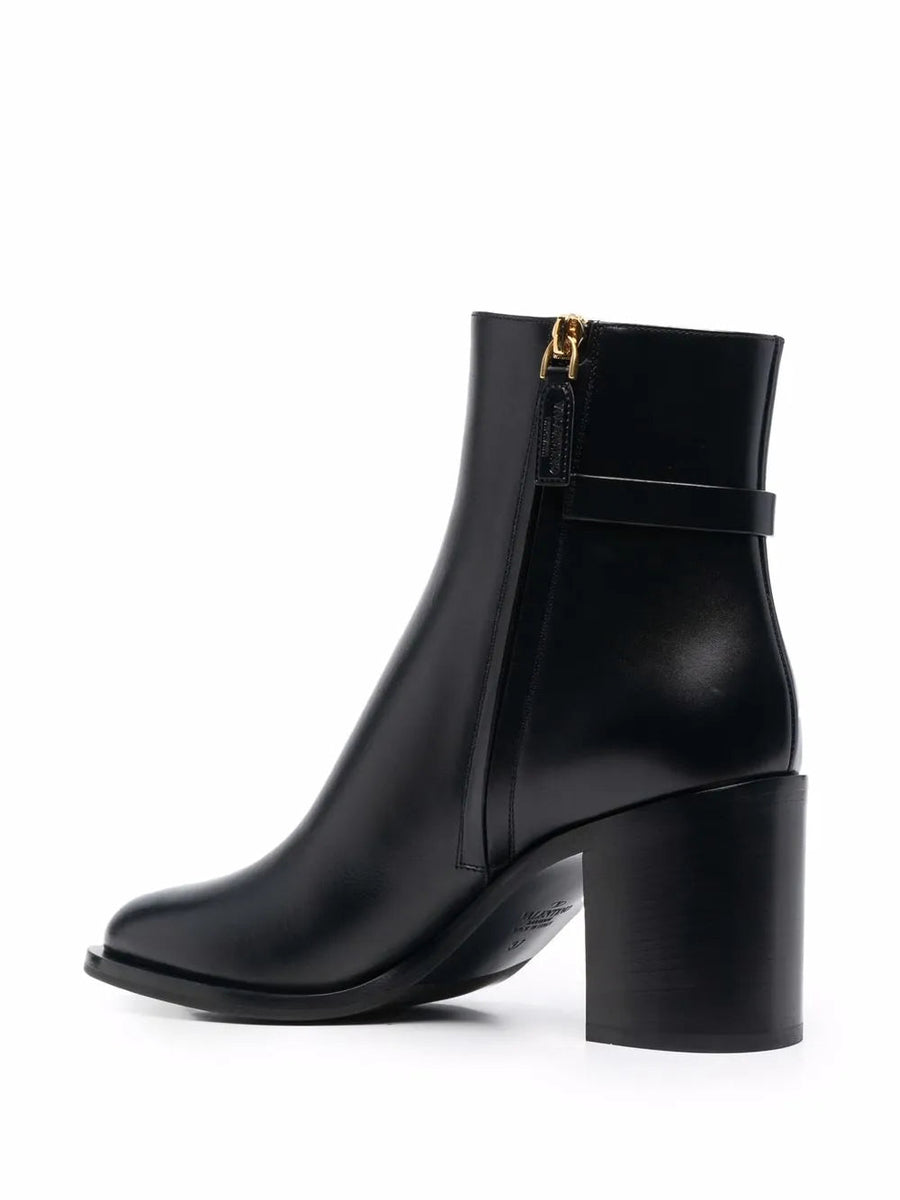8.06E+12 premium women/shoes/sneakers detail and craftsmanship close-up