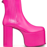 8.06E+12 women/shoes/sneakers lifestyle shot premium designer piece