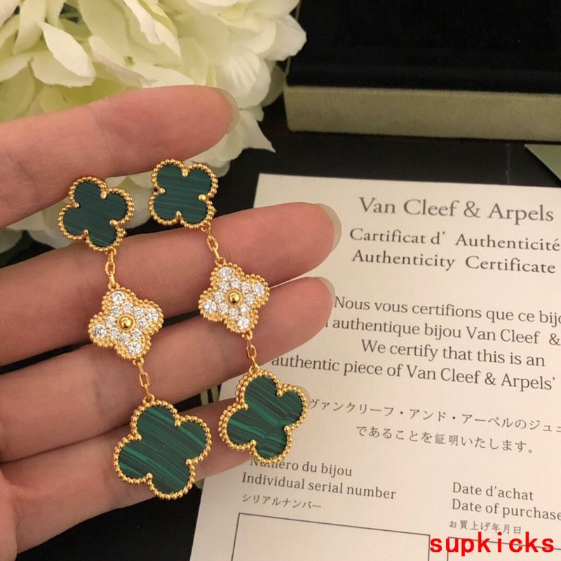 Side view of Van Cleef & Arpels unisex jewelry piece