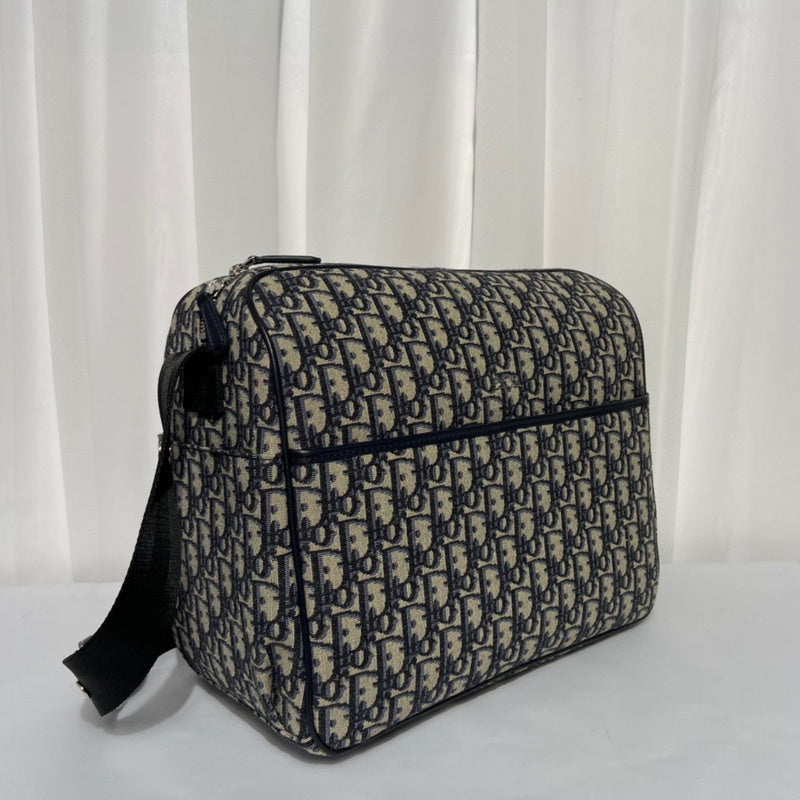 Handle and strap detail of premium elevated women's handbag – women's premium purse