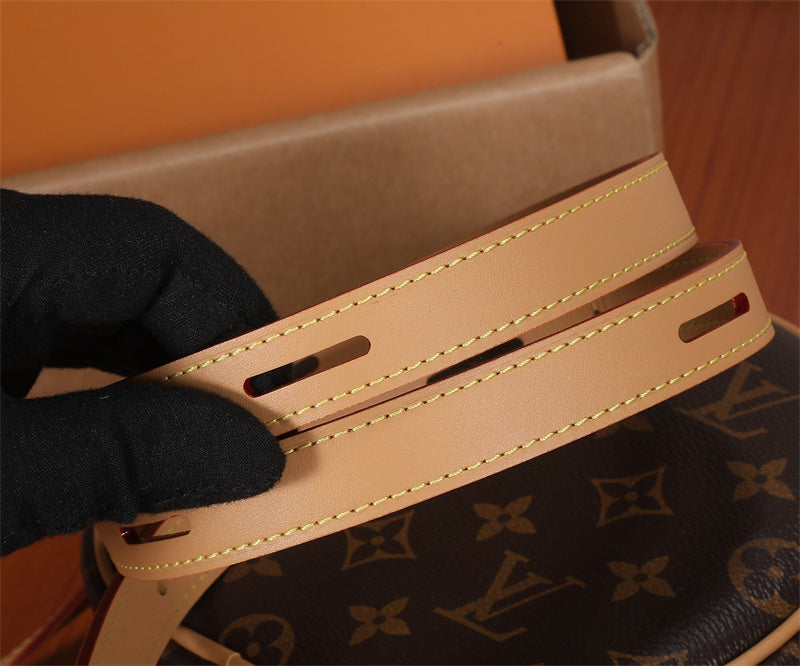  everyday bag interior and compartment view 9