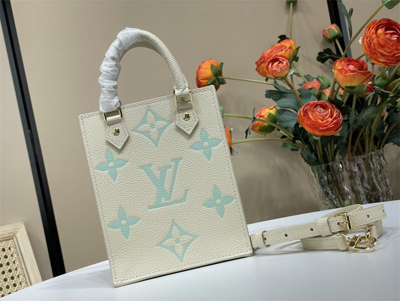  Understated shopper bag front view