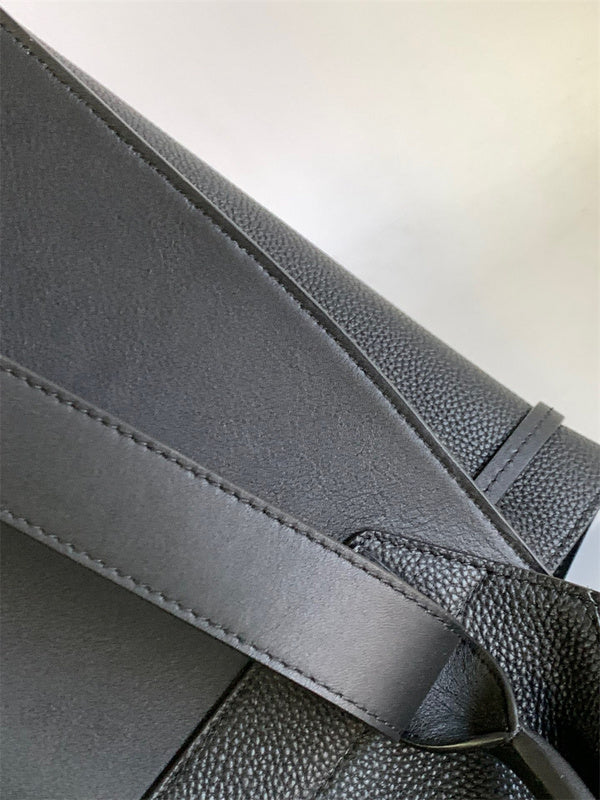 Ziva's Charm handbag – detail view (41cm*31cm*24cm)