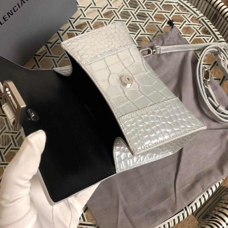 Front view of modern classic women's handbag – women's luxury accessory