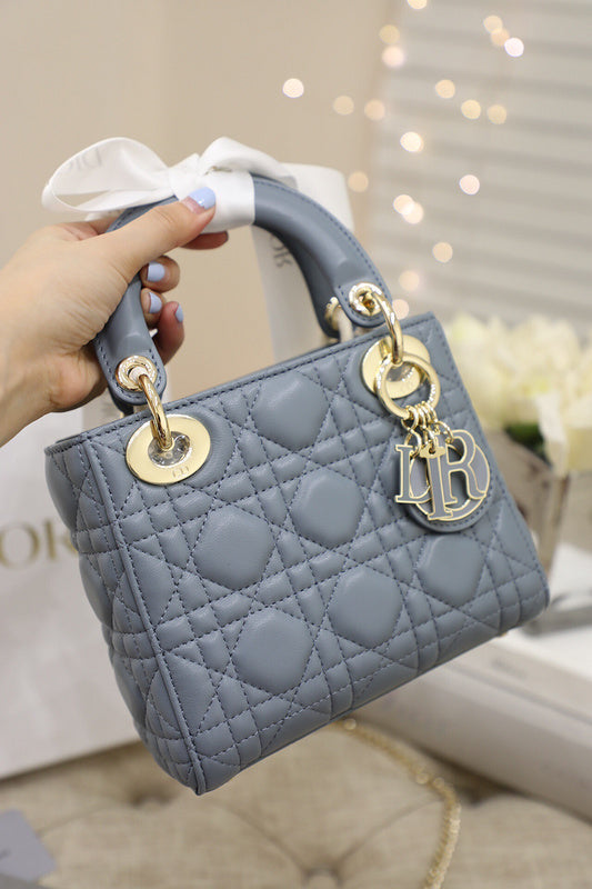 Side profile of everyday-luxe classic women's handbag – women's premium purse