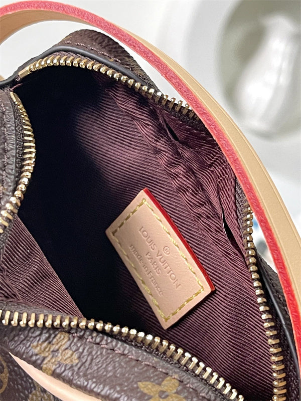  everyday crossbody bag detail view showing craftsmanship 8
