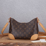  Polished shoulder bag carried on shoulder