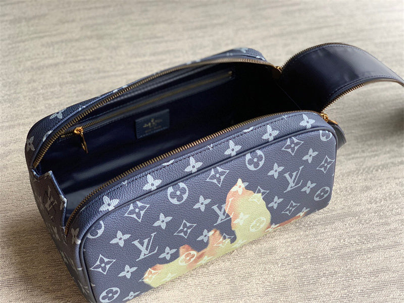  Chic shoulder bag carried on shoulder