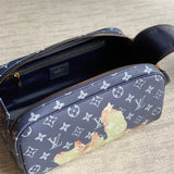  Chic shoulder bag carried on shoulder