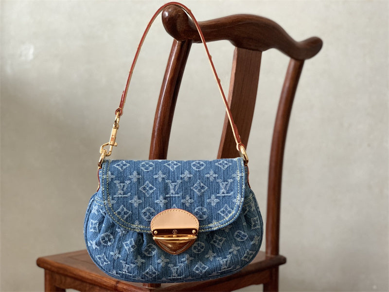  chic everyday bag detail view showing craftsmanship 20