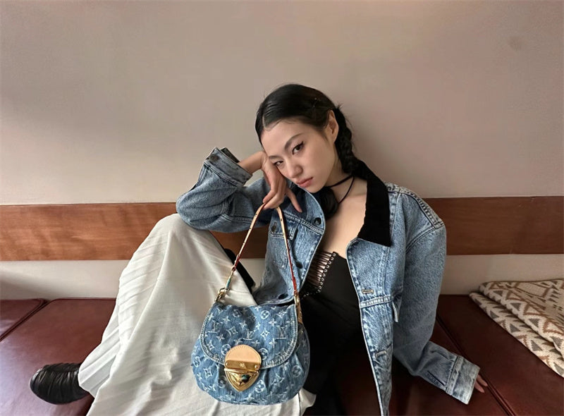  Versatile shoulder bag carried on shoulder