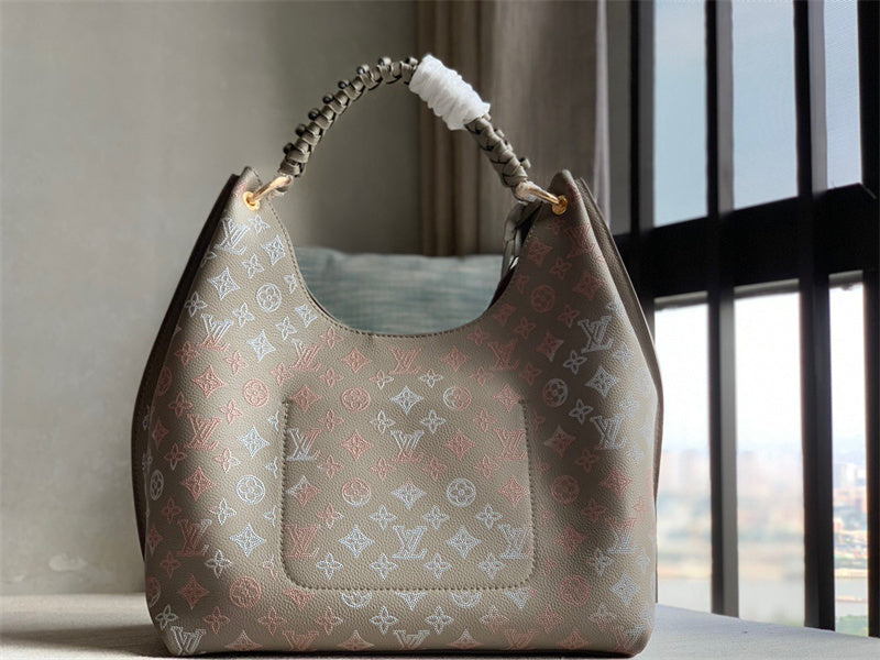 shoulder bag interior and compartment view 9