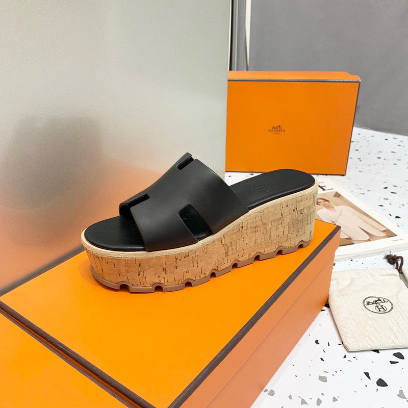 Hermès Tan Flat Thong Sandals - Toe Detail View