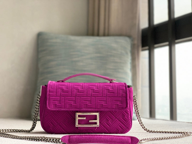 Ziva's Charm handbag – close-up view (24cm*7cm*14.5cm)
