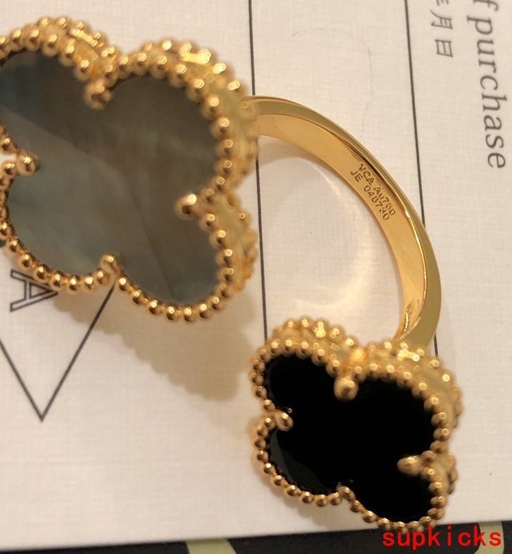 Full view of Van Cleef & Arpels unisex jewelry piece