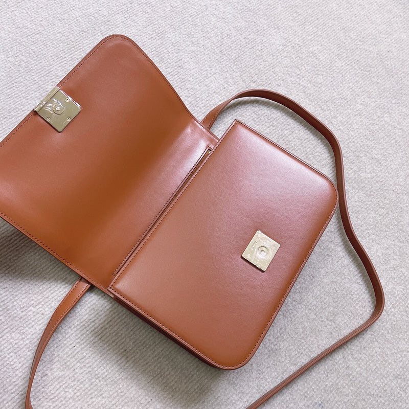 Ziva's Charm handbag – close-up view (19cm*13cm*6cm)