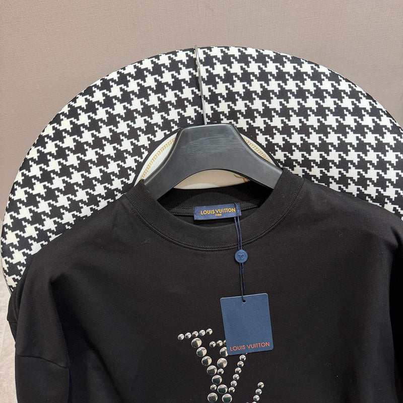 Full styled look of Louis Vuitton cotton t-shirt with logo-detail design