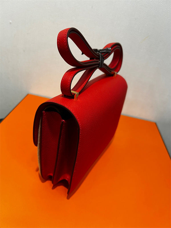  Sleek carryall bag front view 7