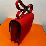 Sleek carryall bag front view 7