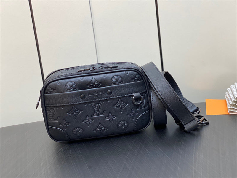  Versatile structured bag carried on shoulder