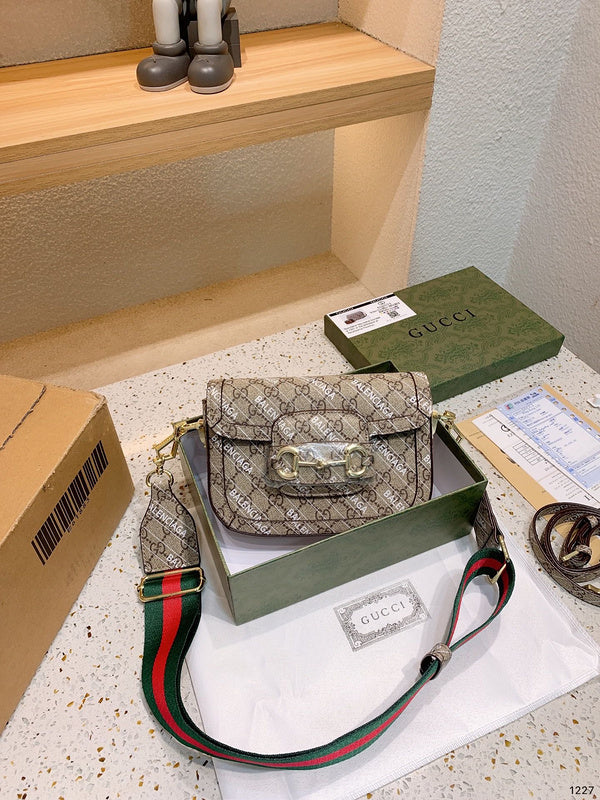 Ziva's Charm handbag – close-up view (one versatile size)