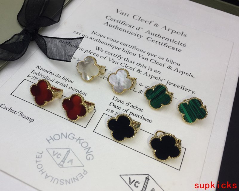Side view of Van Cleef & Arpels unisex jewelry piece